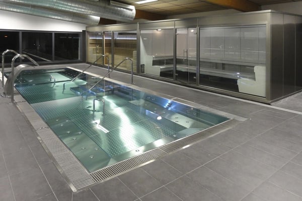 piscinas-con-un-toque-de-acero